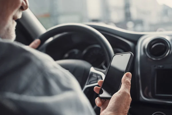 Homem Olhando Para Telefone Celular Enquanto Dirige Carro Velho Aposentado — Fotografia de Stock