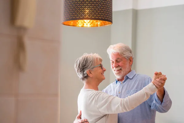 Romantisch Liefdevol Seniorenpaar Dat Hand Hand Danst Woonkamer Van Het — Stockfoto