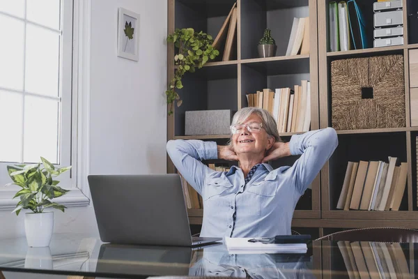 Šťastný Spokojený Kavkazský Dospělý Žena Odpočinek Doma Kancelář Sedět Notebookem — Stock fotografie
