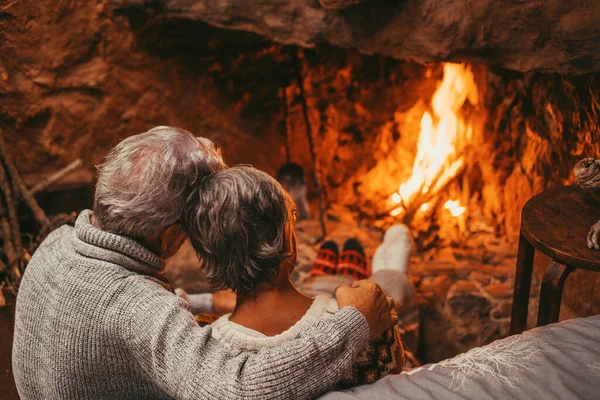 Yaşlı Beyaz Çift Boş Zamanlarını Evde Geçiriyorlar Romantik Kocanın Karısını — Stok fotoğraf