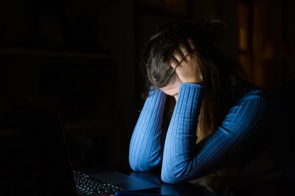 Una Joven Triste Cansada Siente Mal Cubriéndose Cara Con Las —  Fotos de Stock
