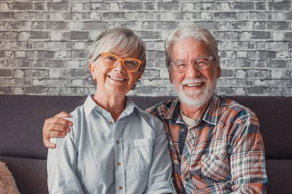 Retrato Par Personas Maduras Con Gafas Mirando Cámara Juntos Primer —  Fotos de Stock