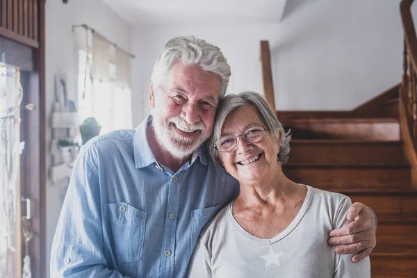 Retrato Pareja Feliz Ancianos Abrazos Juntos Mirando Cámara Amando Esposa —  Fotos de Stock