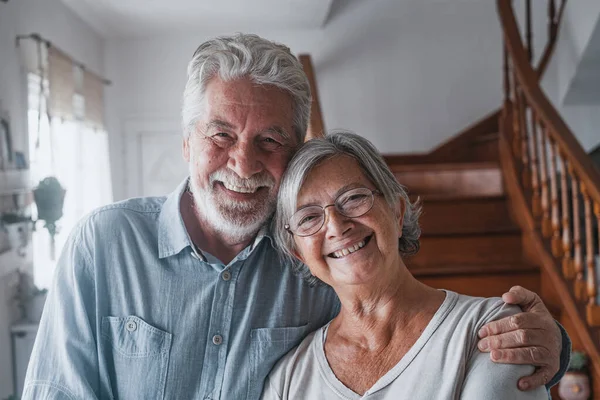 Retrato Par Dos Ancianos Felices Sanos Que Sonríen Miran Cámara —  Fotos de Stock