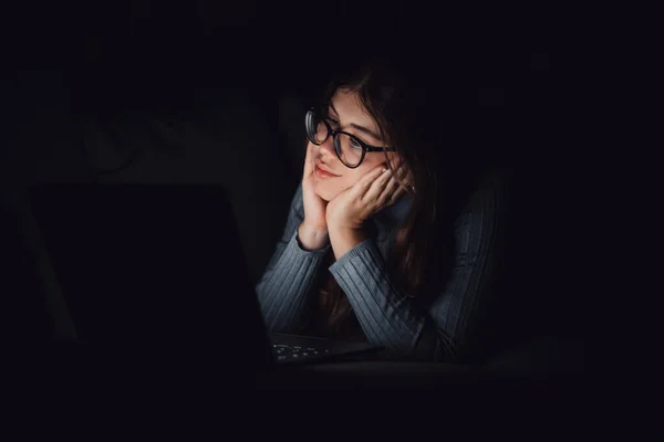 一个快乐快乐的年轻女人深夜在客厅的沙发上用笔记本电脑聊天 网上女孩上网修订社交媒体 利用技术和互联网微笑的青少年 — 图库照片