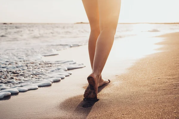 Подорож Пляж Жінка Йде Піщаному Пляжу Залишає Сліди Піску Деталі — стокове фото