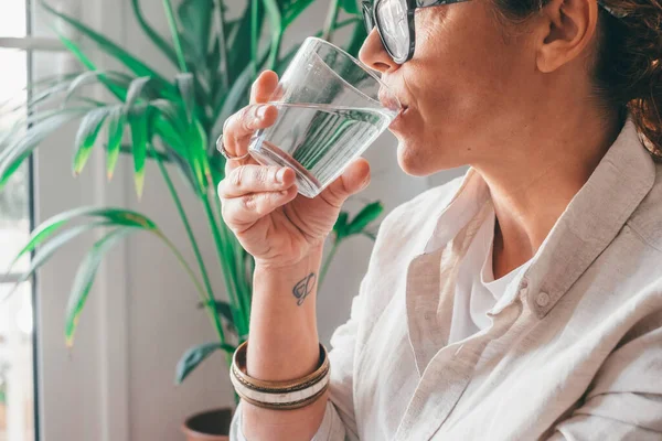 Una Donna Che Beve Bicchiere Acqua Concetto Sanitario Foto Stile — Foto Stock