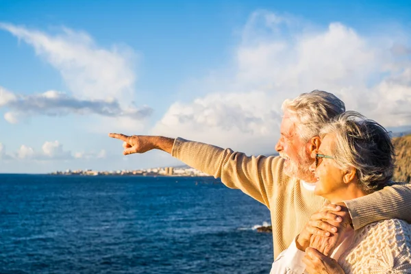一对成熟的老人和一对夫妇在海滩上享受夏天的肖像 他们面带微笑地看着大海 在夕阳西下的背景下享受着欢乐 两名年长者外出旅游 — 图库照片