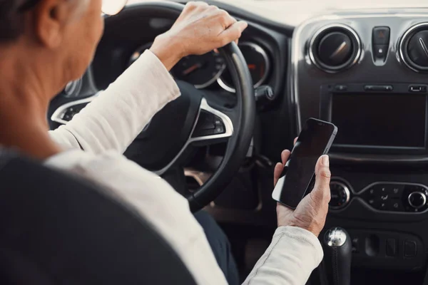 Retrato Uma Mulher Idosa Usando Telefone Carro Durante Condução Risco — Fotografia de Stock