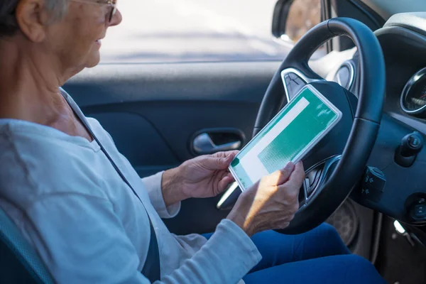 Uma Velhota Ter Passe Para Conduzir Carro Idade Madura Senior — Fotografia de Stock