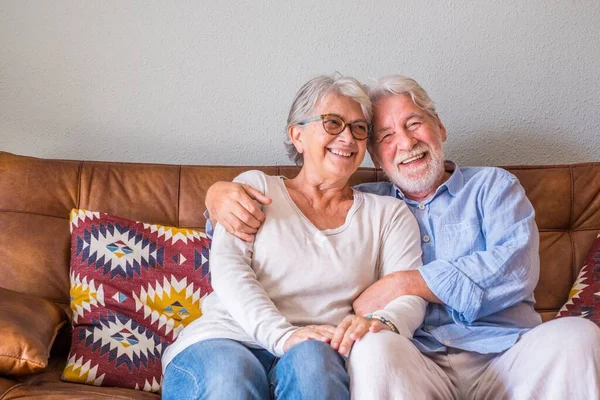 Retrato Una Alegre Pareja Ancianos Abrazándose Mientras Están Sentados Sofá —  Fotos de Stock