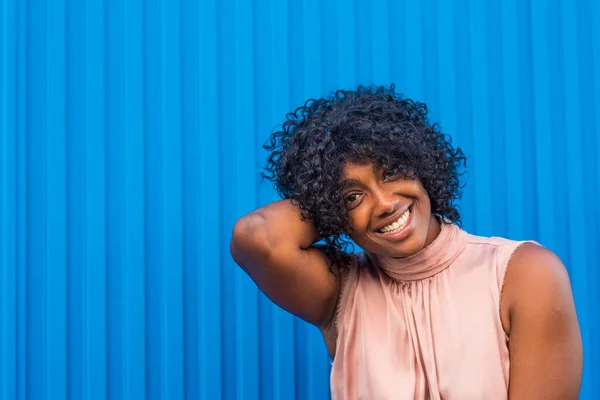 Retrato Colorido Africano Americano Jovem Mulher Sorrindo Olhando Para Câmera — Fotografia de Stock