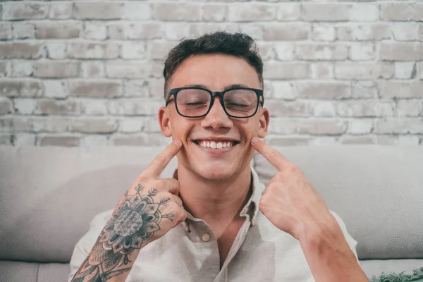 Genç Dövmeli Bir Adam Gülümseyip Kameraya Bakıyor Gülüşünü Göstererek Eğleniyor — Stok fotoğraf
