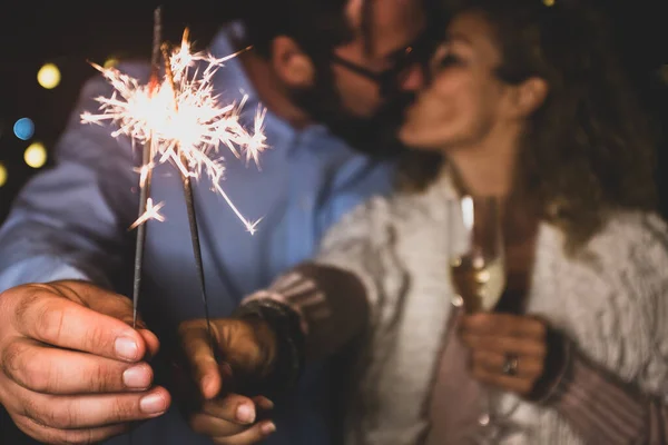 Birbirini Seven Iki Yetişkin Yeni Yıl Gecesini Birlikte Geçiriyorlar Ellerinde — Stok fotoğraf