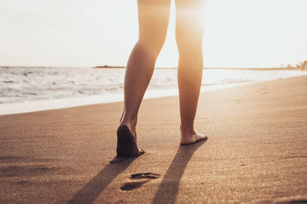 Παραλία Ταξίδια Γυναίκα Πόδια Στην Παραλία Άμμο Αφήνοντας Ίχνη Στην — Φωτογραφία Αρχείου