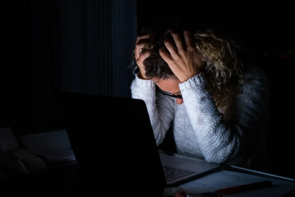 Mujer Cansada Frustración Trabajando Usando Portátil Altas Horas Noche Empresaria — Foto de Stock