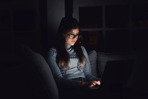 Jedna Šťastná Nespavá Vaše Žena Používá Notebook Pozdě Noci Obývacím — Stock fotografie