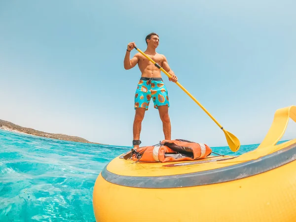 Hombre Caucásico Feliz Disfrutando Divirtiéndose Vacaciones Aire Libre Playa Montando — Foto de Stock