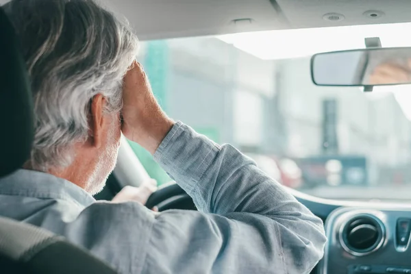 Stresszes Idős Üzletember Érzi Fejfájás Autóban Állítsa Meg Autót Miközben — Stock Fotó