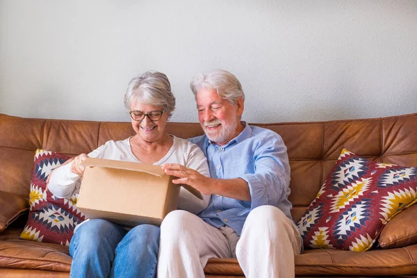 Pareja Ancianos Desempacando Caja Entrega Casa Feliz Hombre Mujer Senior —  Fotos de Stock