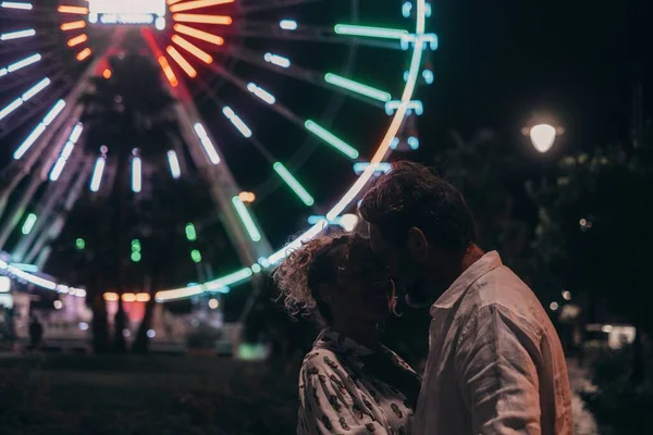 Casal Amoroso Abraçando Uns Aos Outros Apaixonadamente Rua Contra Roda — Fotografia de Stock
