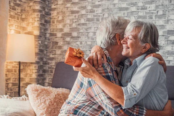 Portret Van Twee Leuke Oude Senioren Die Samen Plezier Hebben — Stockfoto
