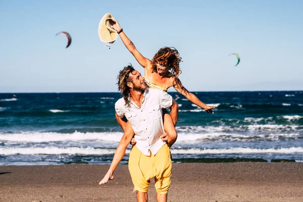 Mooie Paar Volwassenen Hebben Plezier Samen Het Strand Het Zand — Stockfoto