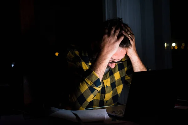 Втомлений Розчарований Чоловік Працює Використовує Ноутбук Вночі Бізнесмен Засмутився Занадто — стокове фото