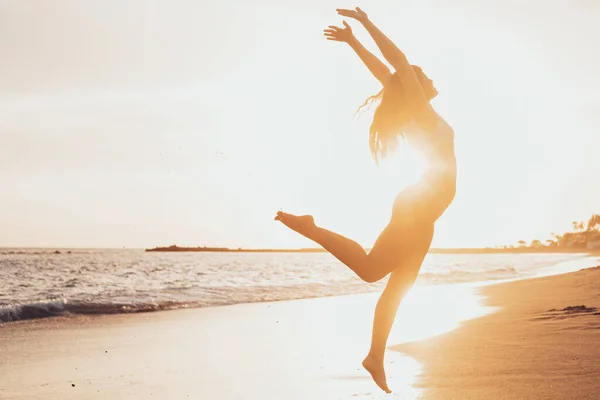 Одна Щаслива Здорова Молода Жінка Стрибає Піску Пляжу Розважається Насолоджується — стокове фото
