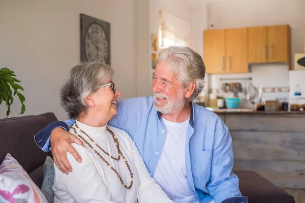 Retrato Par Seniors Riendo Divirtiéndose Juntos Sentados Sofá Casa Interior —  Fotos de Stock