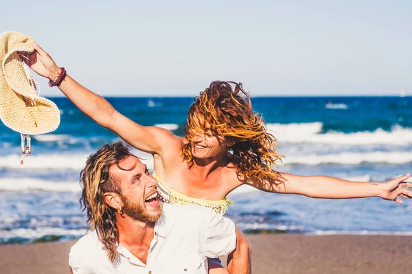 Twee Gelukkige Mensen Die Samen Plezier Hebben Lachend Het Strand — Stockfoto