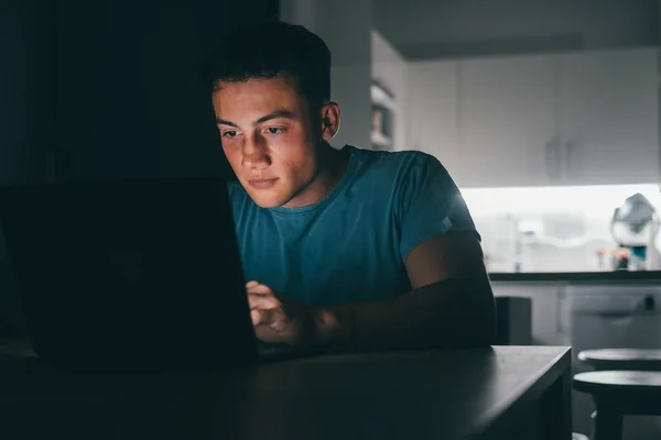 Jeden Mladý Teenager Studovat Pracovat Doma Noci Stole Pomocí Notebooku — Stock fotografie