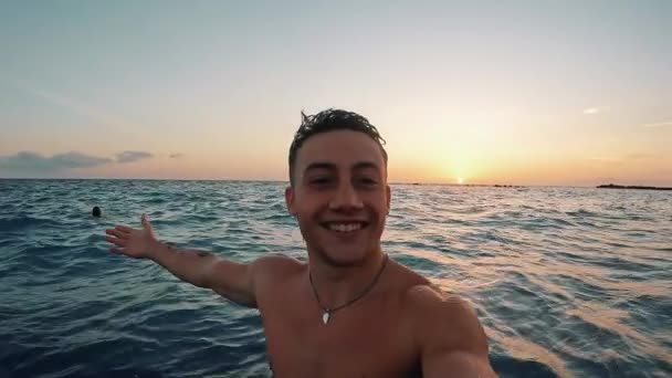 Hombre Adolescente Milenario Demostrando Playa Cayendo Agua Mar — Vídeos de Stock