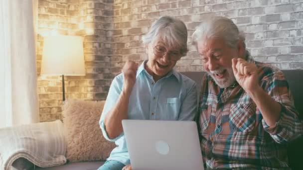 Dojrzali Ludzie Zszokowani Rezultatem Starsza Para Reaguje Nieoczekiwane Nowości Swoim — Wideo stockowe