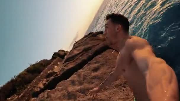 Hombre Adolescente Saltando Acantilado Haciendo Una Voltereta Hacia Agua Mirando — Vídeos de Stock