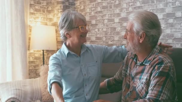 Een Paar Oude Senioren Knuffelen Elkaar Zorgen Thuis Bank Voor — Stockvideo