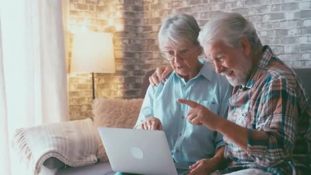 Néhány Aranyos Idősek Vásárol Interneten Online Áruházakban Keres Szabadtéri Várakozás — Stock videók