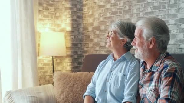 Gamla Par Två Glada Pensionärer Tittar Fönstret — Stockvideo