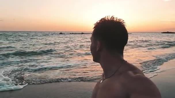 Hermoso Joven Caminando Por Playa Mirando Sonriendo Cámara — Vídeos de Stock