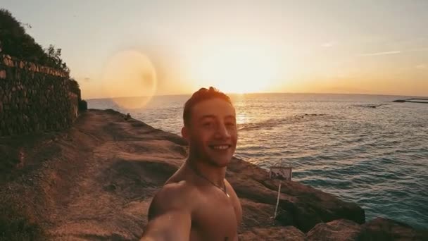 Joven Demostrando Hermosa Playa Desde Acantilado Disfrutando Hora Verano Vacaciones — Vídeos de Stock