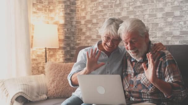 Twee Volwassen Mensen Woonkamer Genieten Van Technologie Praten Video Gesprek — Stockvideo