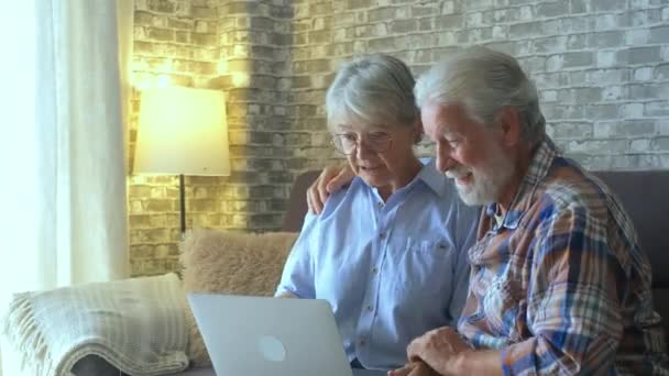 Couple Deux Aînés Mignons Achetant Sur Internet Dans Les Magasins — Video