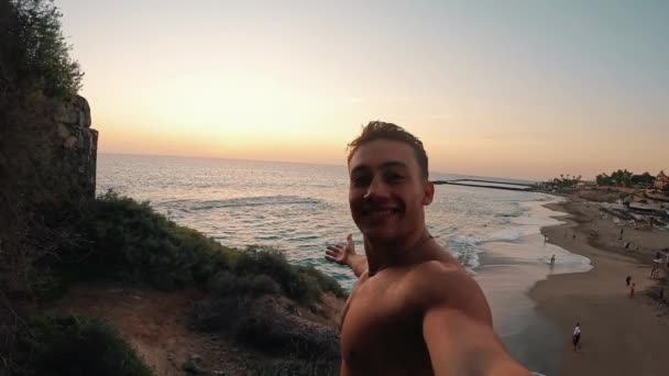Молодий Чоловік Демонструє Красивий Пляж Скелі Насолоджуючись Літнім Часом Відпустці — стокове відео