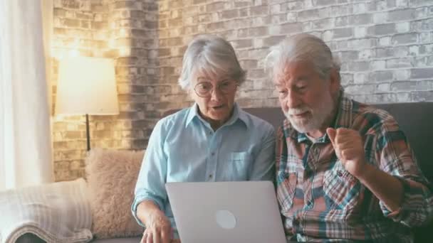 Ältere Menschen Reagierten Schockiert Auf Das Ergebnis Altes Paar Reagiert — Stockvideo