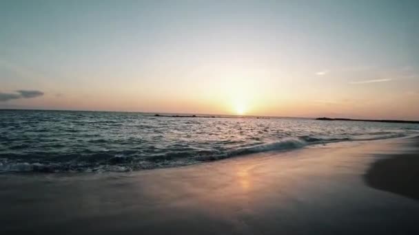 Pov Ilk Kişi Arka Planda Güneş Batarken Koşan Suya Dalan — Stok video