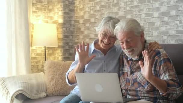 Twee Volwassen Mensen Woonkamer Genieten Van Technologie Praten Video Gesprek — Stockvideo