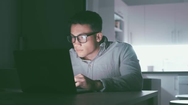 Mladý Muž Brýlích Pracuje Počítači Doma — Stock video
