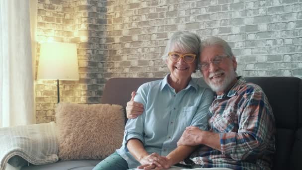 Linda Hermosa Pareja Ancianos Sonriendo Mirando Cámara Divirtiéndose Casa Juntos — Vídeo de stock