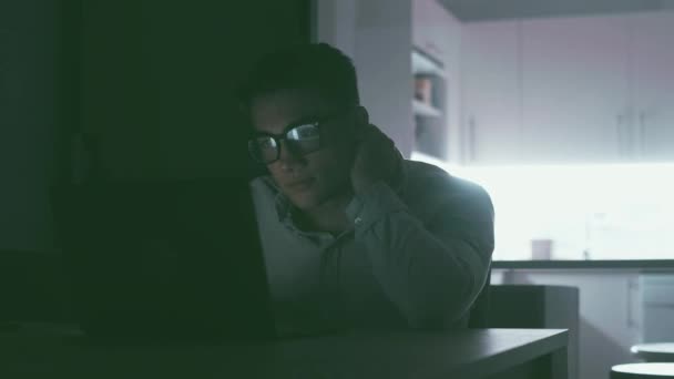 Joven Hombre Sonriente Gafas Usando Portátil Por Noche — Vídeo de stock