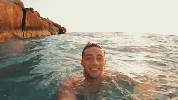Hombre Joven Feliz Nadando Buceando Bajo Agua Sonriendo Mirando Cámara — Vídeos de Stock